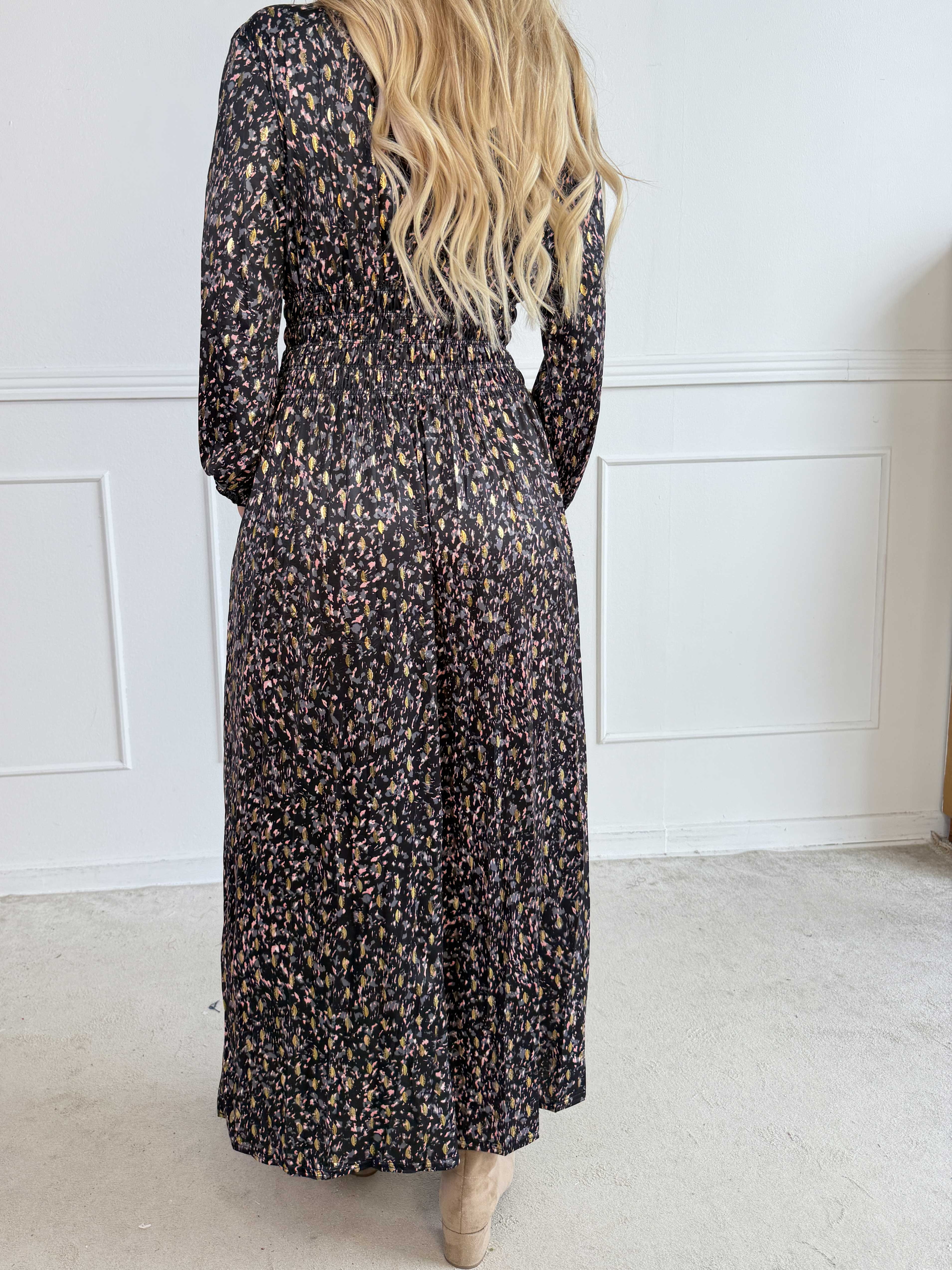 Pams Speckle L/S - Smuk kjole med farverigt mønster og elegante gulddetaljer